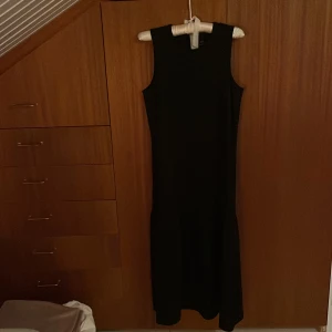 Svart klänning med volang  - Helt ny klänning ifrån lindex! Har en volang nedtill och knäpps med en liten knapp bak i nacken💕Brukar oftast ha 36 och denna har inte kommit till användning då jag tycker den är lite stor. Skicka ett PM om ni vill ha bilder på. Nypris 399 säljer för 250