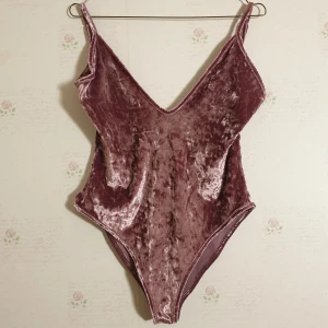 Rosa body i velour  - Rosa body i velour med justerbara band