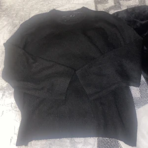 Stickad tröja  - Kan vara lite nopprig annars jätte fin! De syns inte så tydligt att den är de på! 