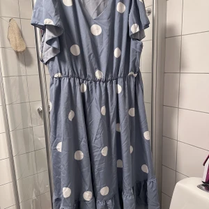 Ljus/gråblå maxiklänning bollmönster - Ljus/gråblå maxiklänning bollmönster  Polyester   Storlek XXXL  Anvant ett par gånger 