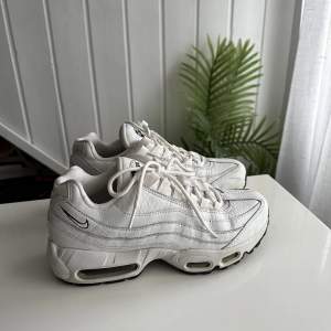 Superfina vita nike air max 95 skor i storlek 39