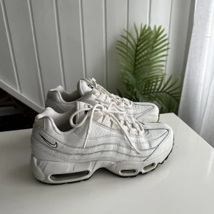 Nike air max 95 - Superfina vita nike air max 95 skor i storlek 39, begagnat skick 