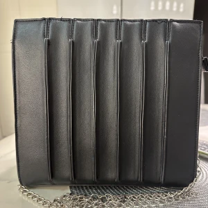 Svart väska - Några gånger använd svart väska men är fortfarande i bra skick och ser ut som ny. Säljer den för 30kr