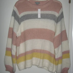 Lindex varm stickad  tröja i ullmix Ny! XL overize  - Aldrig använd , endast provades  Rymlig XL , slapp / ledig modell  Lätt mjuk och varm , ullmixblandning 