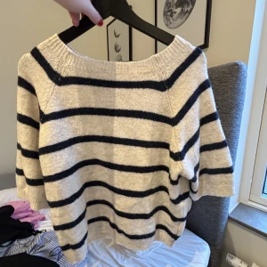 Så snygg stickad t-shirt  - Knappt använd tröja, köpt i Danmark. Passar både S/M 