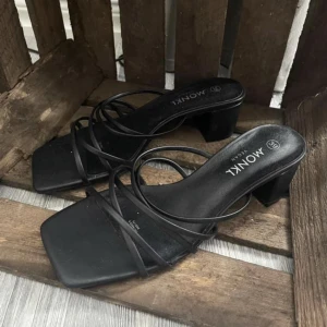 Sandaletter - Säljer mina sandaletter jag hade på min studentbal. Endast använd en gång och ser ut som nya 🤍