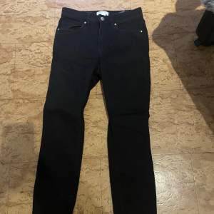 Ett par svarta skinny jeans. Väldigt Stretchiga och aldrig använts, väldigt bra skick. Kommer såklart tvättas innan. 