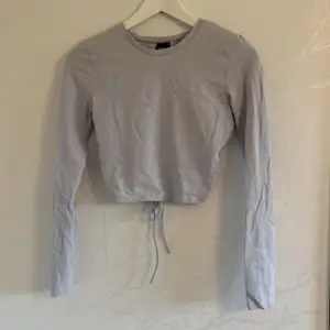Säljer en ljusblå/lila tröja med öppen rygg! Storlek S, från Gina Tricot💗 Knappt använd! Nypris: 200kr Säljer för: 150kr
