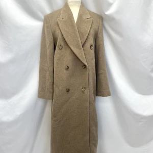 Brun Kappa - Helt ny kappa från & other stories. Väldigt varm och skön. Nypris är 2250kr🌸