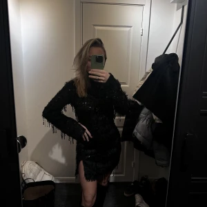 Nyårs klänning/set  - Säljer det här ursnygga setet från HM, endast använd en gång (förra nyår)! inga defekter eller liknande. Båda delarna ingår i priset❤️‍🔥 