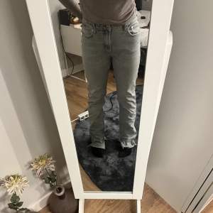 Säljer dessa zara straight jeans strl 40 har klippt av de så de passar mig som är 163 