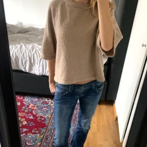 stickad trekvartsärmad tröja - Säljer denna jätte snygga stickade trekvartsärmad tröja💕Kopia av Other stories tröjan💕 Köpt här på Plick, nopprig men ändå bra skick💕Storlek L men väldigt liten i storleken så passar mig som är storlek S💕