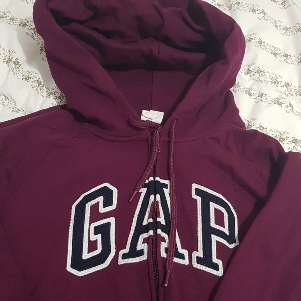 Jag säljar min GAP kofta som är fin skick storlek L. Köparen står för frakt.. Hoodies.