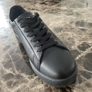 Sneakers - Sneakersen är i nyskick och digitalt kvitto finns. Priset kan diskuteras.