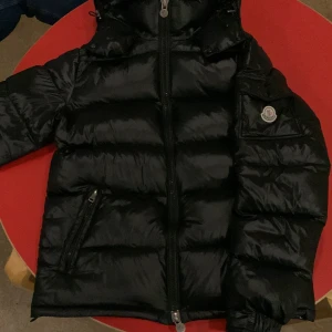 Moncler maya jacka  - Äkta Moncler jacka som jag säljer för att den inte passar mer, finns nfc Scan till den och qr kod