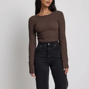 NA-KD topp - NA-KD topp i Lisa&Lena kollektionen. Ribbat tyg och Mycket bra skick, storlek XL men skulle säga att den sitter mer som en L/M. Säljer för 60kr