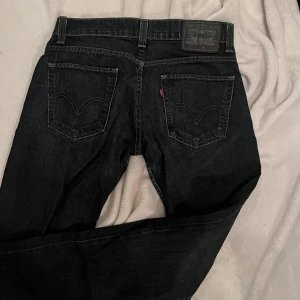 Levi’s jeans  - Jag köpte dessa jeansen för ett tag sedan men aldrig använt för dom har varit för stora för mig. Så om du vanligtvis brukar ha storlek 34 så är dessa för stora för dig. Dom är mörkblåa/ svarta och är i den gamla modellen på Levi’s jeans. 