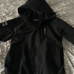 Sail racing jacka  - Säljer min gamla sail jacka då jag har köpt en ny den är använd men i gott skick priset kan diskuteras vid snabb affär 