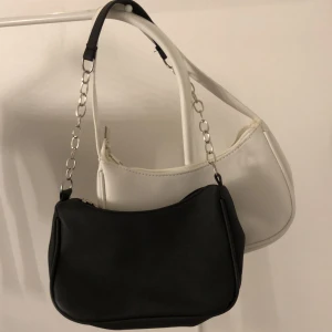 Väskor - En svart och en vit väska från shein den svarta är använd i hyffsat gott skick. Den vita väskan aldrig använd. Båda för 50 kr