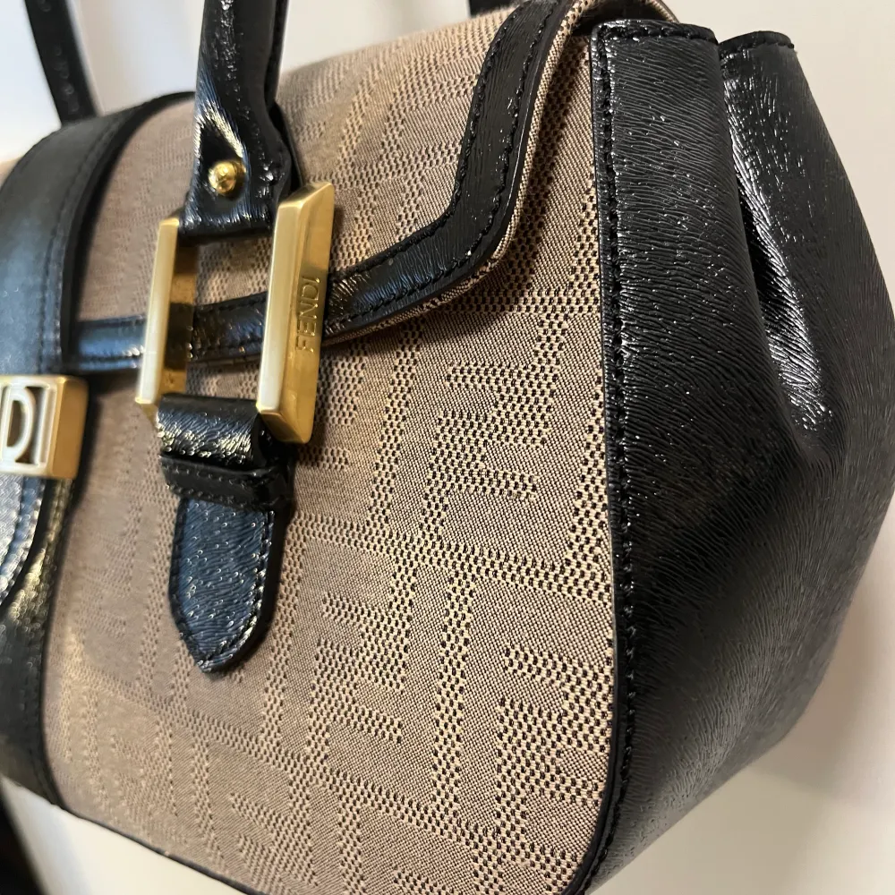 Fendi vintage baguette bag, bought in 2005 by my mom in Rome! Used twice, it doesn’t have a scratch. As new, it still has the label!! Impossible to find, really rare vintage. . Väskor.