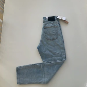 Grunt Loose Trek Stein jeans - Grunt Street loose strek stein helt nya oanvända med lappar kvar.  Nypris 499kr.