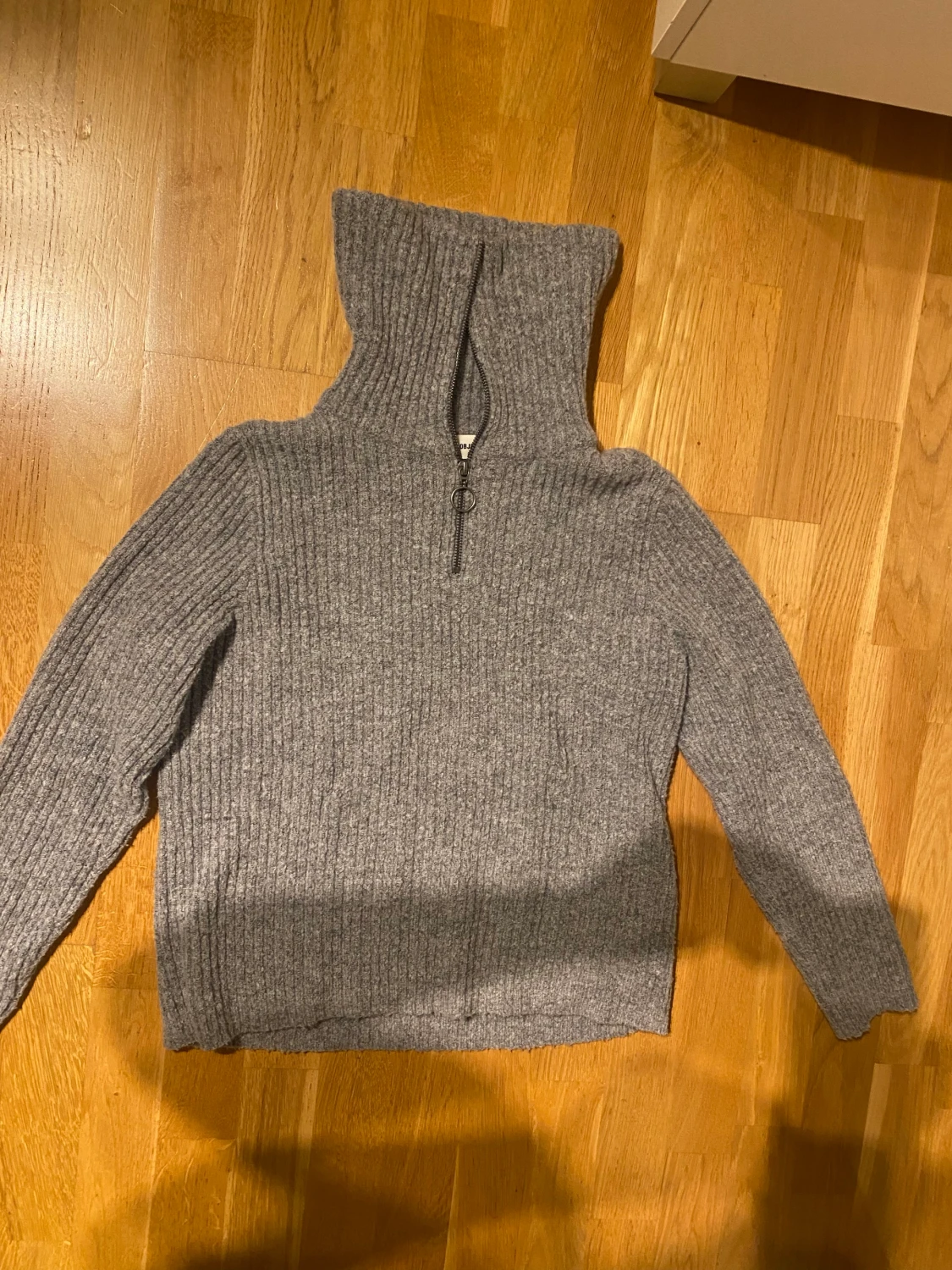 Grå stickad tröja - 90