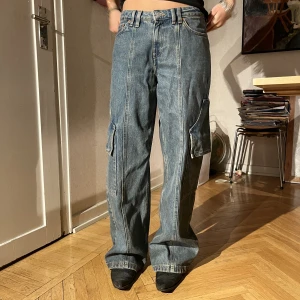 Weekday cargo jeans - Nypris 700kr, knappt använts bra skick. Något slitna längst ner, skriv för bild.  Modell är 163, å de är lite långa