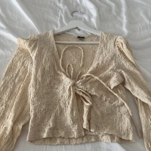 Kofta Gina tricot  - Fin kofta från Gina, endast använd en gång. Storlek M, pris 50 kr 