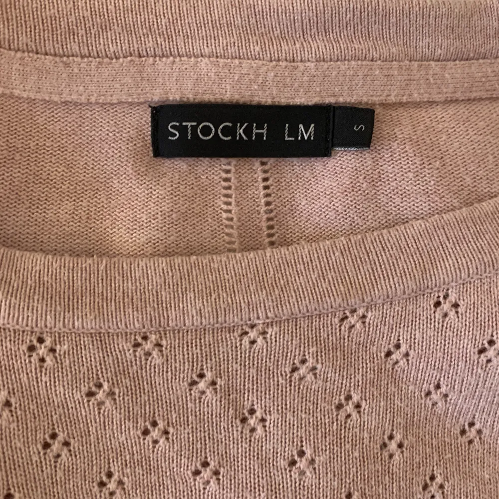 En jätte fin tröja från stockho lm. Säljer pga att den inte kommer till användning längre . Skulle säga att det är i ny skick🥰. Tröjor & Koftor.
