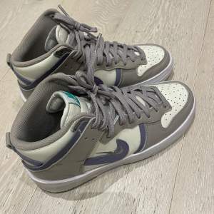 Super snygga Nike Dunk High Up köpta på my Theresa. Tyvärr är de för stora. Som nya endast använda tre gånger. Säljer med original box. Storlek 39 cm 25