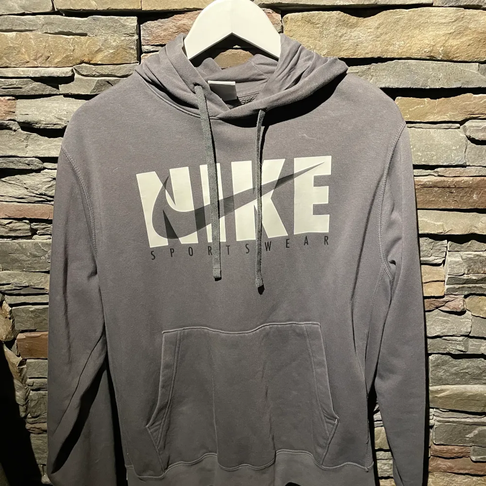 Nike hoodie köpt för ett tag sen och säljer nu då den inte passar längre, bra skick och riktigt snygg! Perfekt inför Vintern😁 köpt från nikes hemsida Storlek M funkar även för S. Hoodies.