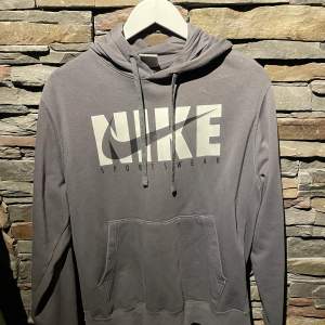 Nike hoodie köpt för ett tag sen och säljer nu då den inte passar längre, bra skick och riktigt snygg! Perfekt inför Vintern😁 köpt från nikes hemsida Storlek M funkar även för S