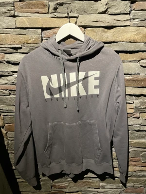Nike hoodie - Nike hoodie köpt för ett tag sen och säljer nu då den inte passar längre, bra skick och riktigt snygg! Perfekt inför Vintern😁 köpt från nikes hemsida Storlek M funkar även för S