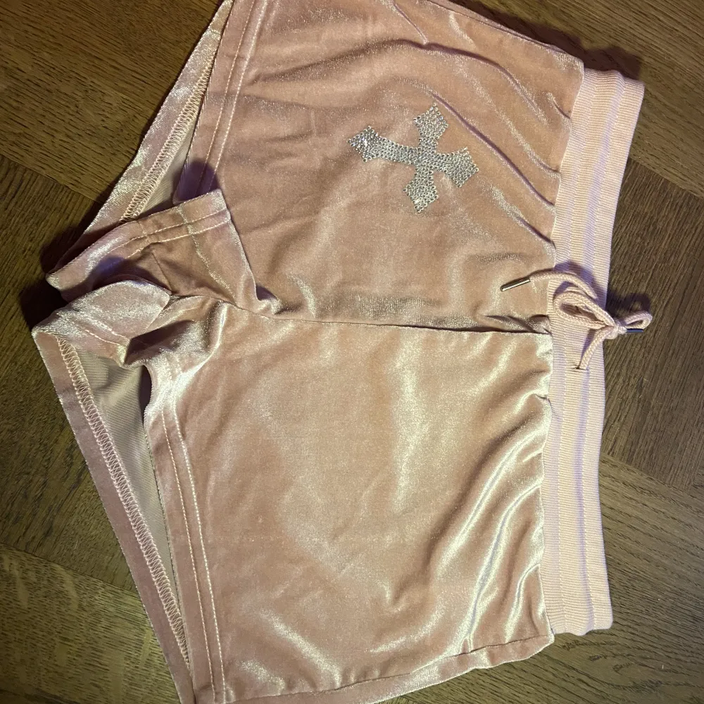 Säljer de här pga att de inte kommer till användning, väldigt skönt material 💗. Shorts.