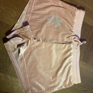 Shorts med bling - Säljer de här pga att de inte kommer till användning, väldigt skönt material 💗