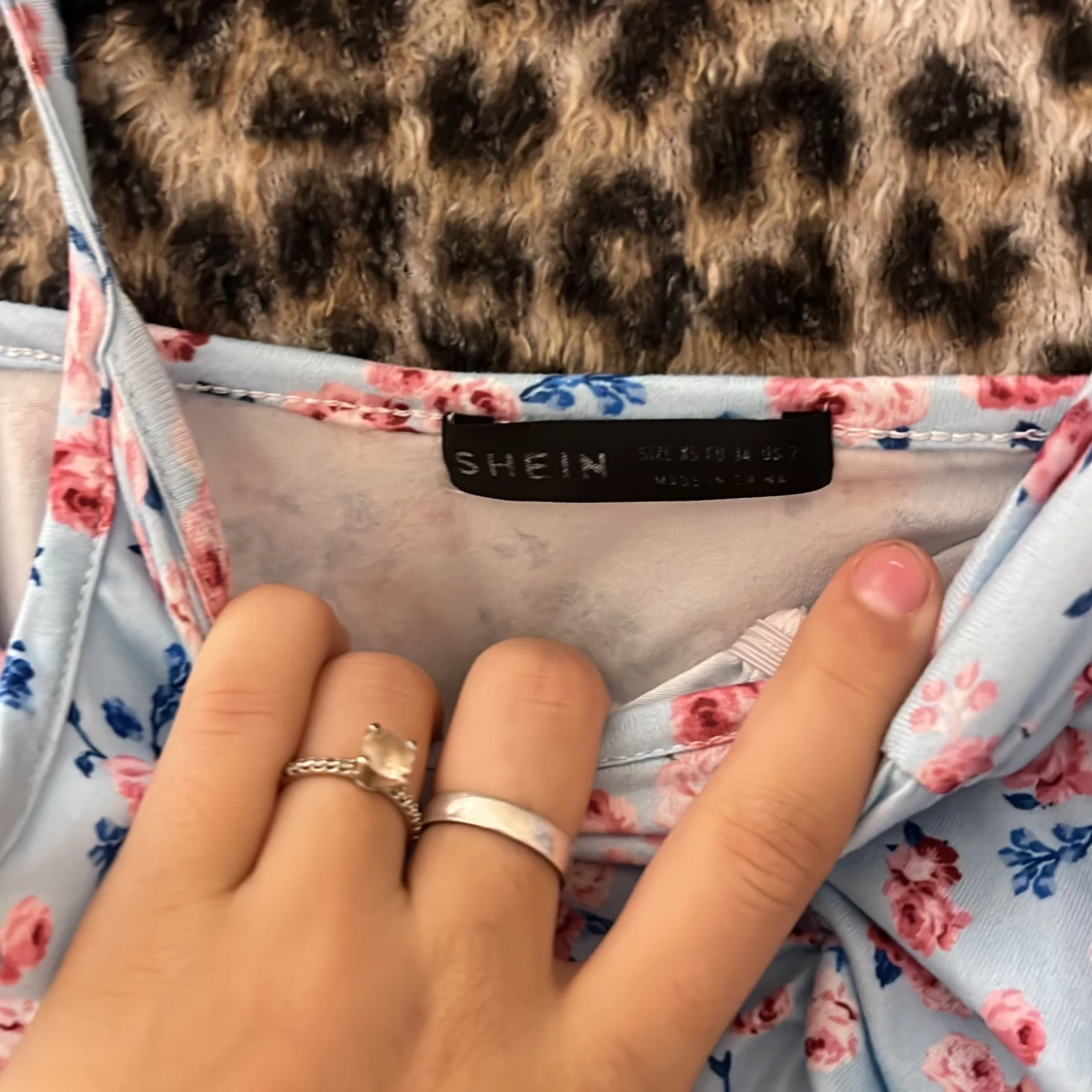 Fin blommig klänning - 91