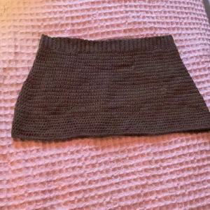 Kjol - Hemvirkad grön kjol. Low waist. 