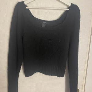 Lindex stickad tröja  - Lindex stickad tröja finns i både vit och svart, svart är i storlek S och Vit i storlek M☺️