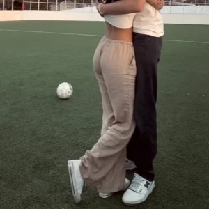 Beige linnebyxor  - Linnebyxor i väldigt fint skick. Tyvärr lite för korta för mig. Skulle säga att dom passar som xs🤎