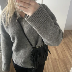 Axelremsväska - Jag säljer en jättegullig svart väska från H&M. Jättefint skick💘köparen står för frakten!