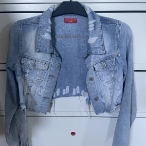 Croppad jeans jacka - Hör av dig vid frågor🫶🏼 Jag köpte denna jacka i Danmark för 850kr