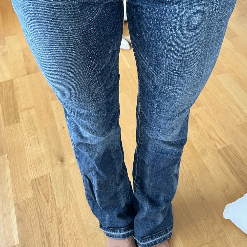 Säljer dessa flare levis jeans köpta på sellpy. Aldrig använda så prislappen är kvar. Är 167 cm och de är perfekta i längden. Lågmidjade och snygg tvätt. Priset är exklusive frakt. Jeans & Byxor.
