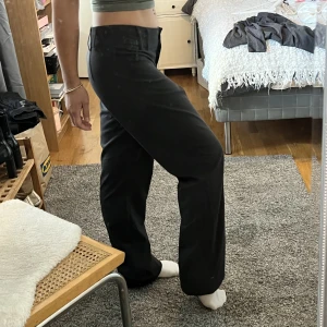 Gråa kostymbyxor  - Gråa lågmidjade kostymbyxor från Kappahl i storlek 38. Jättelånga så jag har satt upp de med nålar och det har funkat superbra.   Otroligt snygga och användes i princip dagligen av mig förut, men är ändå i väldigt bra skick. Säljes pga blivit för stora. 