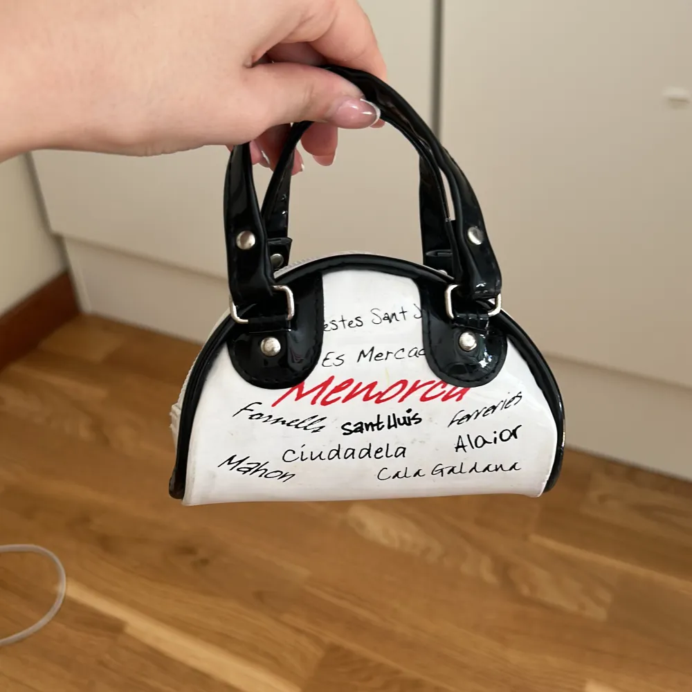 Denna väska köptes i Humana och har några tydliga syner på användning, då den är lite smutsig men annars ser den helt ny ut. Man kan få plats med lite smink och sin plånbok. . Väskor.