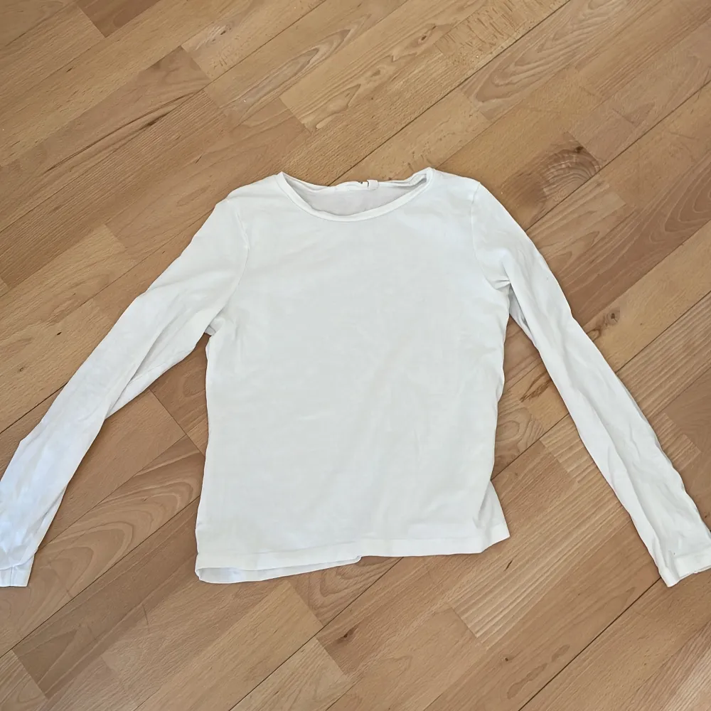 Säljer den här vita tröjan då den inte kommer till användning längre tyvärr. Ganska tunn och fin, bra att ha till sommaren! Också ett bra basic plagg att ha i garderoben ❤️ den är i väldigt bra skick!! orginal pris: 90 . Toppar.