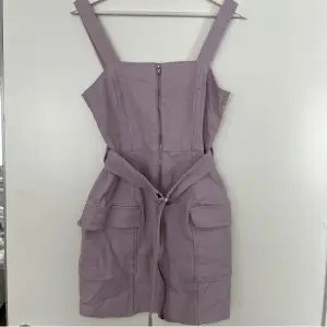 Denim klänning från H&M. Använd 1 gång. Jättefint skick! Den är inte lika lila i verkligheten som på bild.
