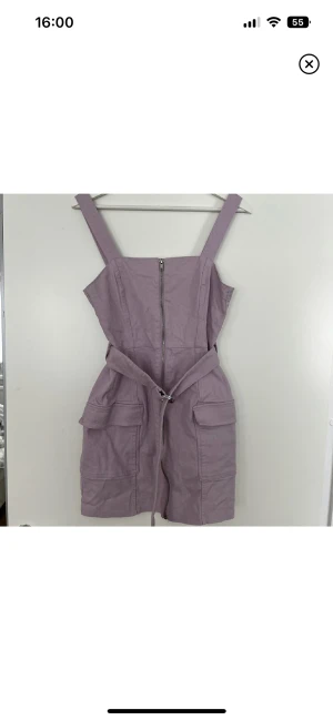 Denim klänning - Denim klänning från H&M. Använd 1 gång. Jättefint skick! Den är inte lika lila i verkligheten som på bild.