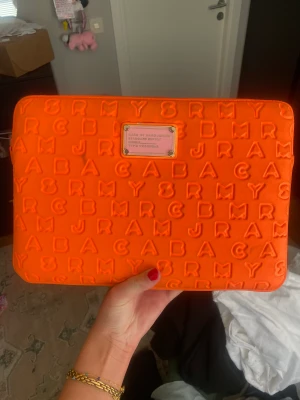 Marc jacobs dadafodral  - 13 tums datafofral  Okej skick lite fläckar 