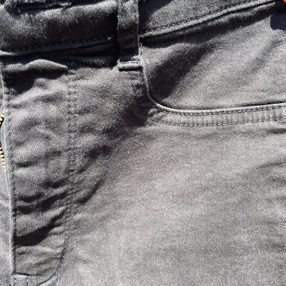 Ett par svarta skinny jeans från Gina Tricot. Väldigt stretchiga och sitter smickrande på en.. Jeans & Byxor.