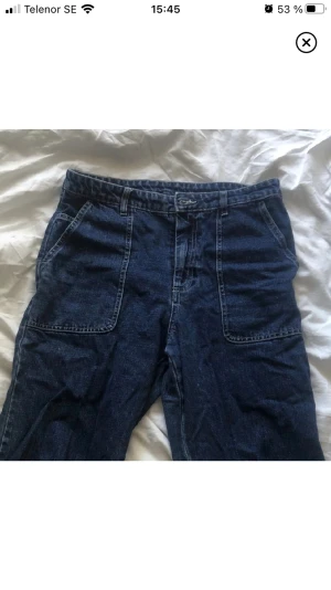 Cargo jeans  - Jeans i fint skick. Mid waist och ganska vida ben 